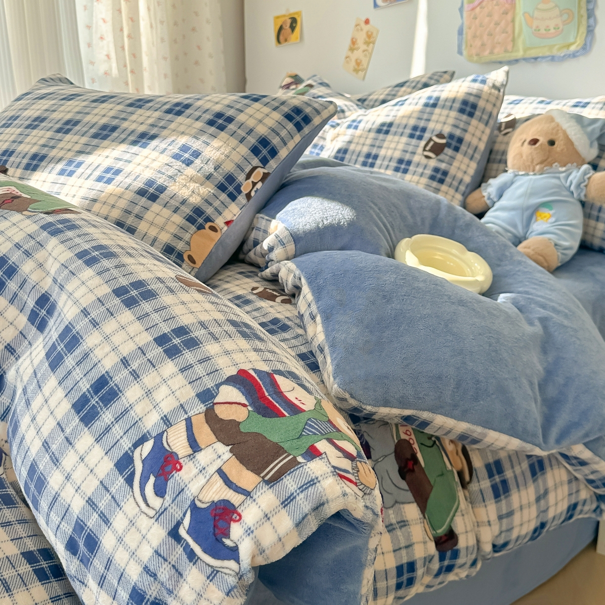 91家纺网 家纺一手货源 找家纺 韩巢家纺 2025新款高克重牛奶绒四件套冬季绒床品被套床单三件套 蓝格英伦熊