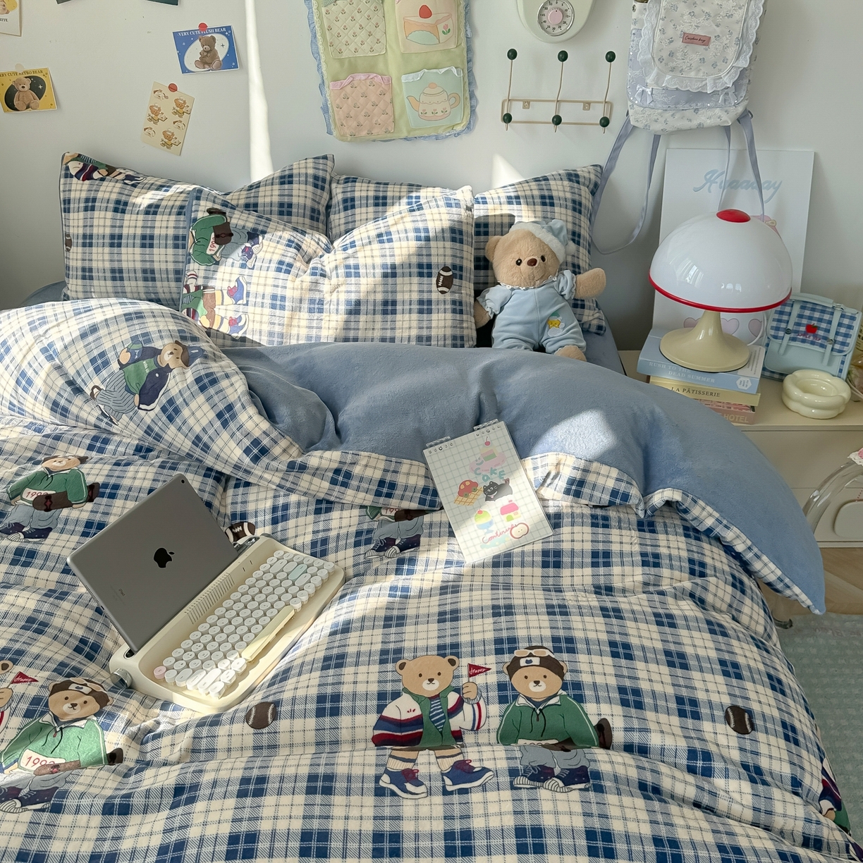 91家纺网 家纺一手货源 找家纺 韩巢家纺 2025新款高克重牛奶绒四件套冬季绒床品被套床单三件套 蓝格英伦熊