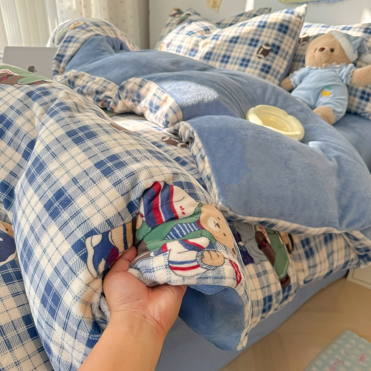 91家纺网 家纺一手货源 找家纺 韩巢家纺 2025新款高克重牛奶绒四件套冬季绒床品被套床单三件套 蓝格英伦熊