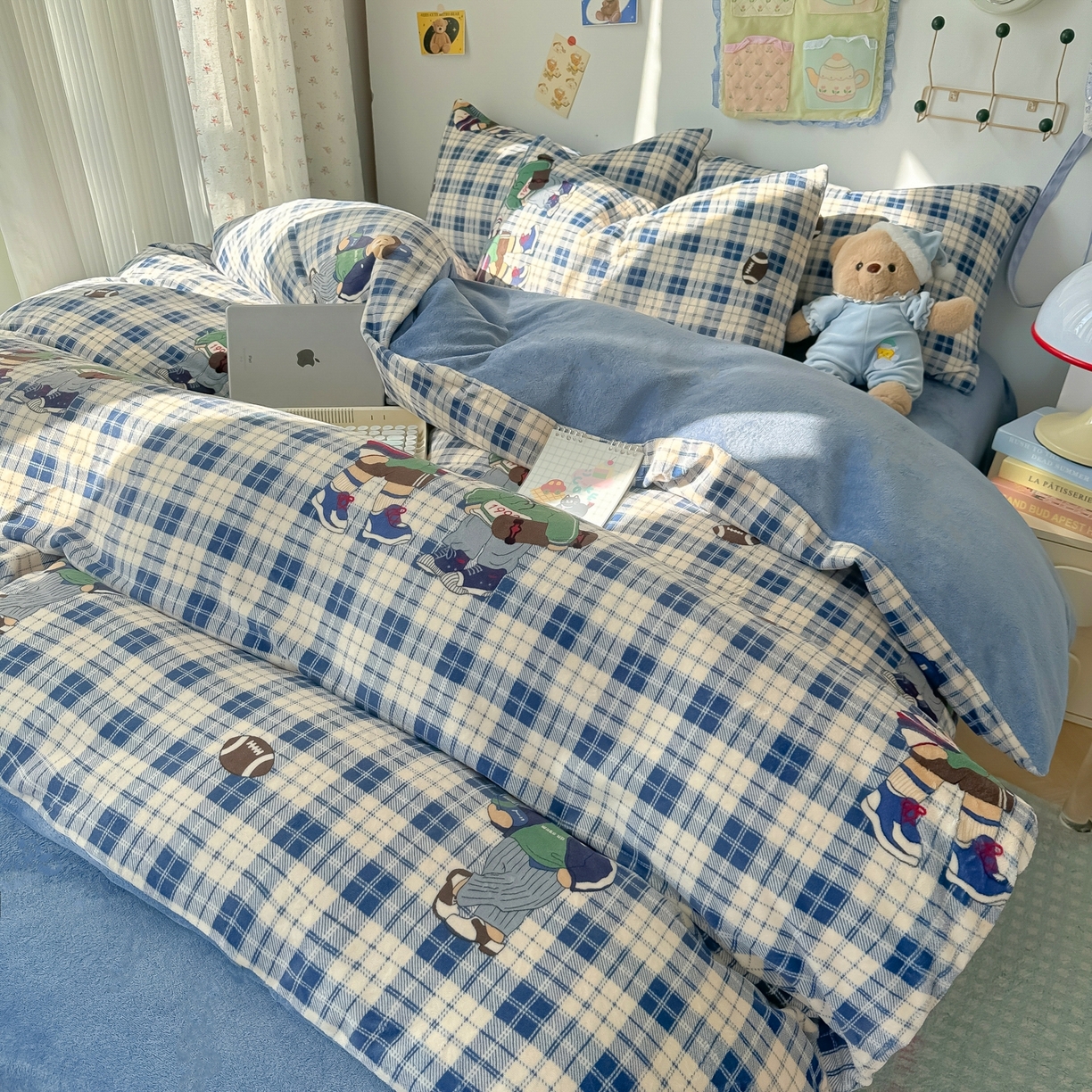 91家纺网 家纺一手货源 找家纺 韩巢家纺 2025新款高克重牛奶绒四件套冬季绒床品被套床单三件套 蓝格英伦熊