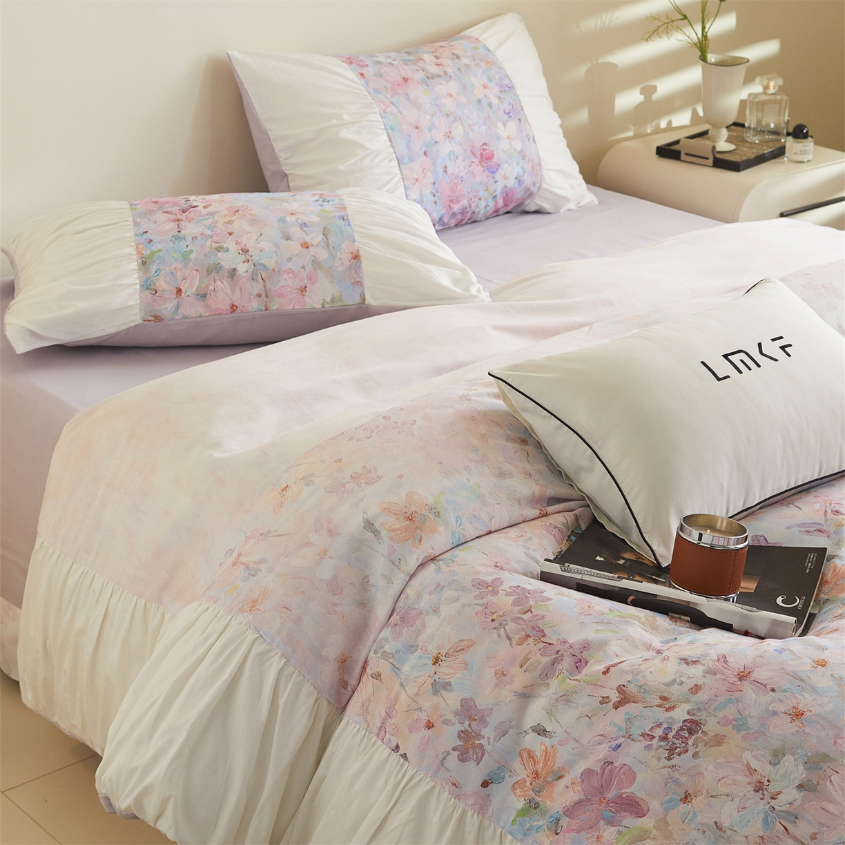 91家纺网 家纺一手货源 找家纺 蓝米卡夫 2025秋冬-A类全棉50S*50S双股磨毛数码印花法式褶皱花边款（礼盒包装）-拍摄风格1 笔触与诗-粉