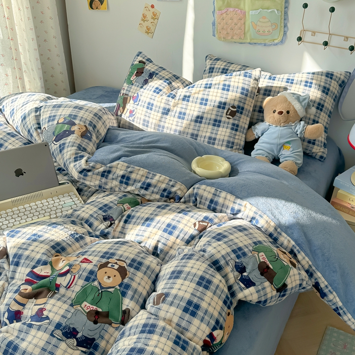 91家纺网 家纺一手货源 找家纺 韩巢家纺 2025新款高克重牛奶绒四件套冬季绒床品被套床单三件套 蓝格英伦熊