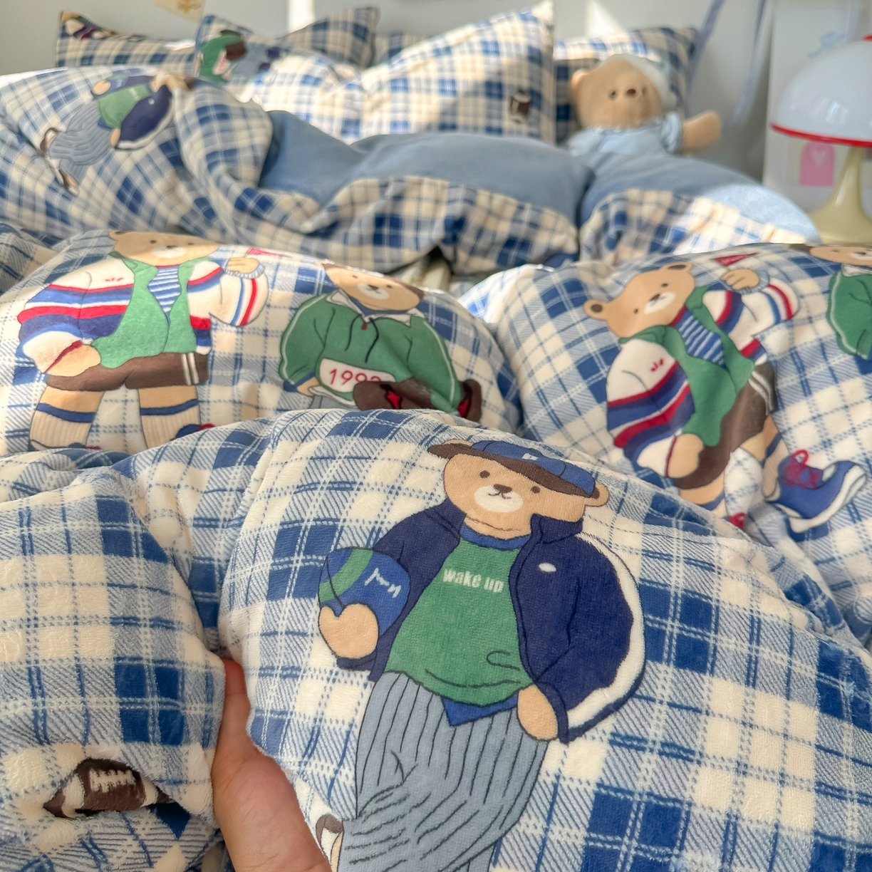 91家纺网 家纺一手货源 找家纺 韩巢家纺 2025新款高克重牛奶绒四件套冬季绒床品被套床单三件套 蓝格英伦熊