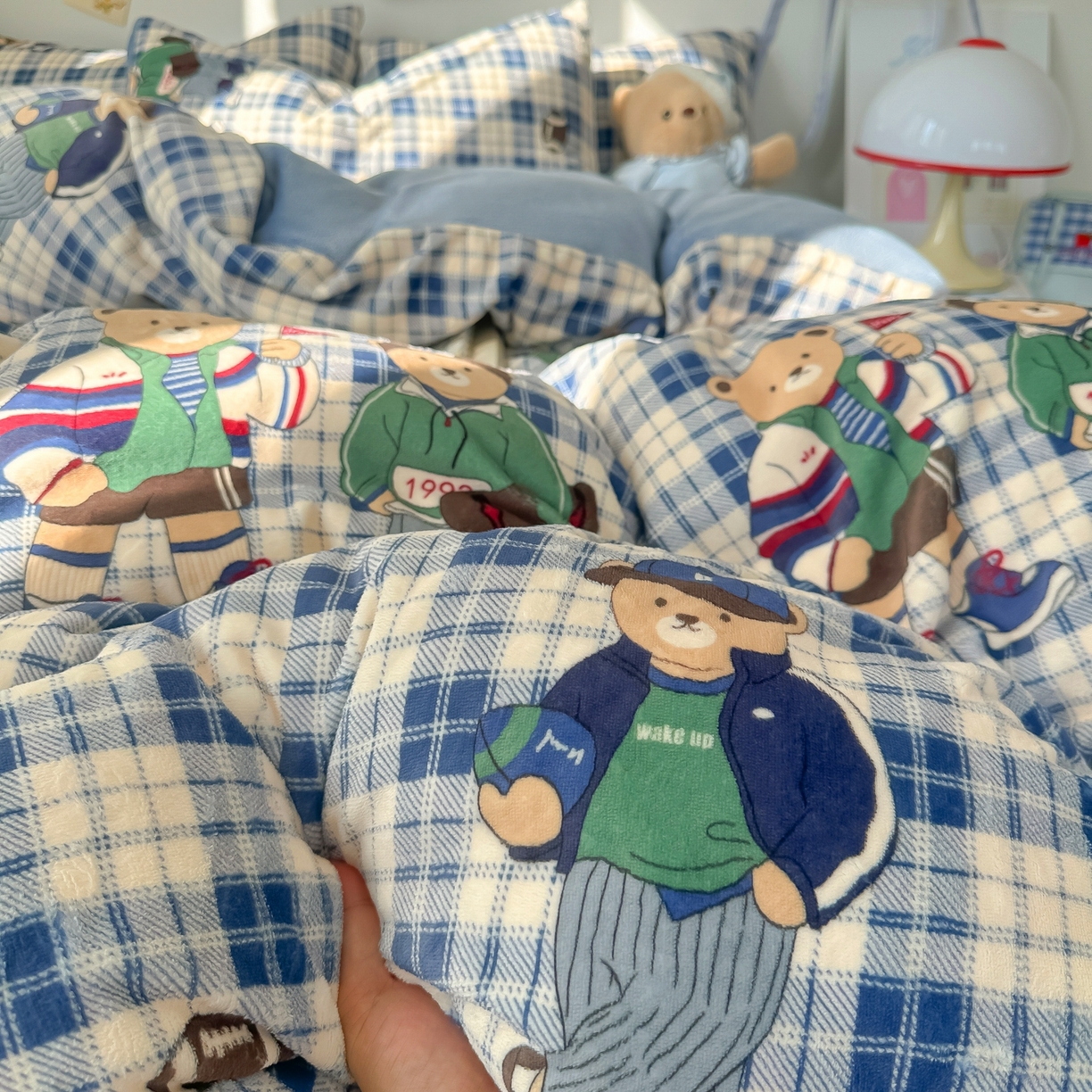 91家纺网 家纺一手货源 找家纺 韩巢家纺 2025新款高克重牛奶绒四件套冬季绒床品被套床单三件套 蓝格英伦熊