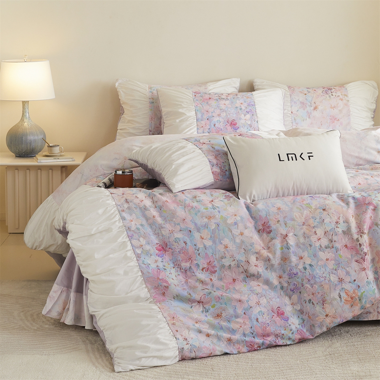 91家纺网 家纺一手货源 找家纺 蓝米卡夫 2025秋冬-A类全棉50S*50S双股磨毛数码印花法式褶皱花边款（礼盒包装）-拍摄风格1 笔触与诗-粉