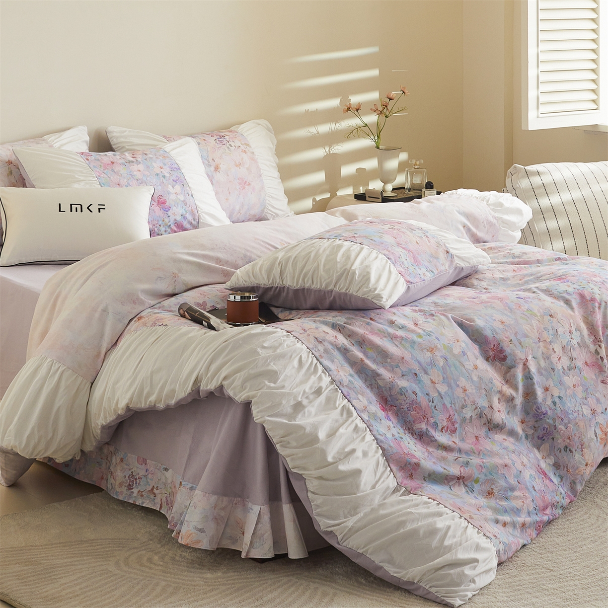 91家纺网 家纺一手货源 找家纺 蓝米卡夫 2025秋冬-A类全棉50S*50S双股磨毛数码印花法式褶皱花边款（礼盒包装）-拍摄风格1 笔触与诗-粉