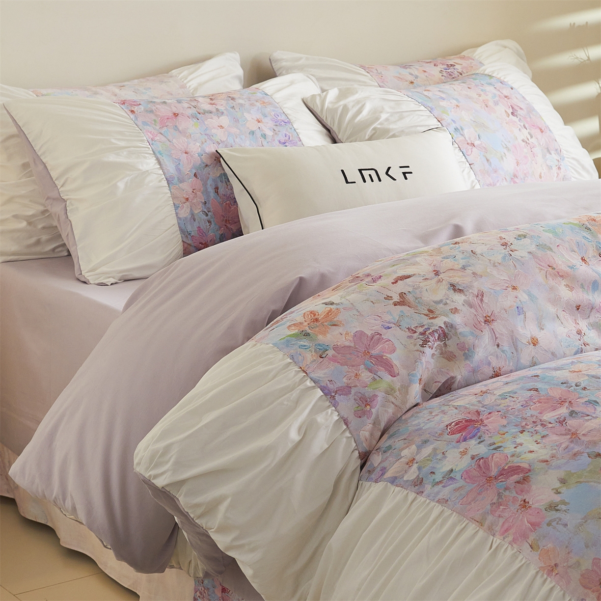 91家纺网 家纺一手货源 找家纺 蓝米卡夫 2025秋冬-A类全棉50S*50S双股磨毛数码印花法式褶皱花边款（礼盒包装）-拍摄风格1 笔触与诗-粉