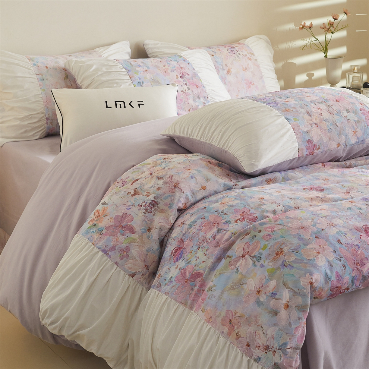 91家纺网 家纺一手货源 找家纺 蓝米卡夫 2025秋冬-A类全棉50S*50S双股磨毛数码印花法式褶皱花边款（礼盒包装）-拍摄风格1 笔触与诗-粉