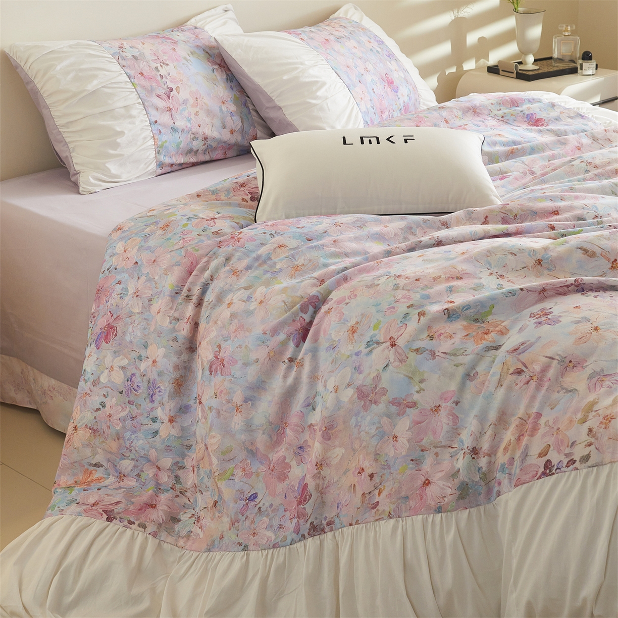 91家纺网 家纺一手货源 找家纺 蓝米卡夫 2025秋冬-A类全棉50S*50S双股磨毛数码印花法式褶皱花边款（礼盒包装）-拍摄风格1 笔触与诗-粉