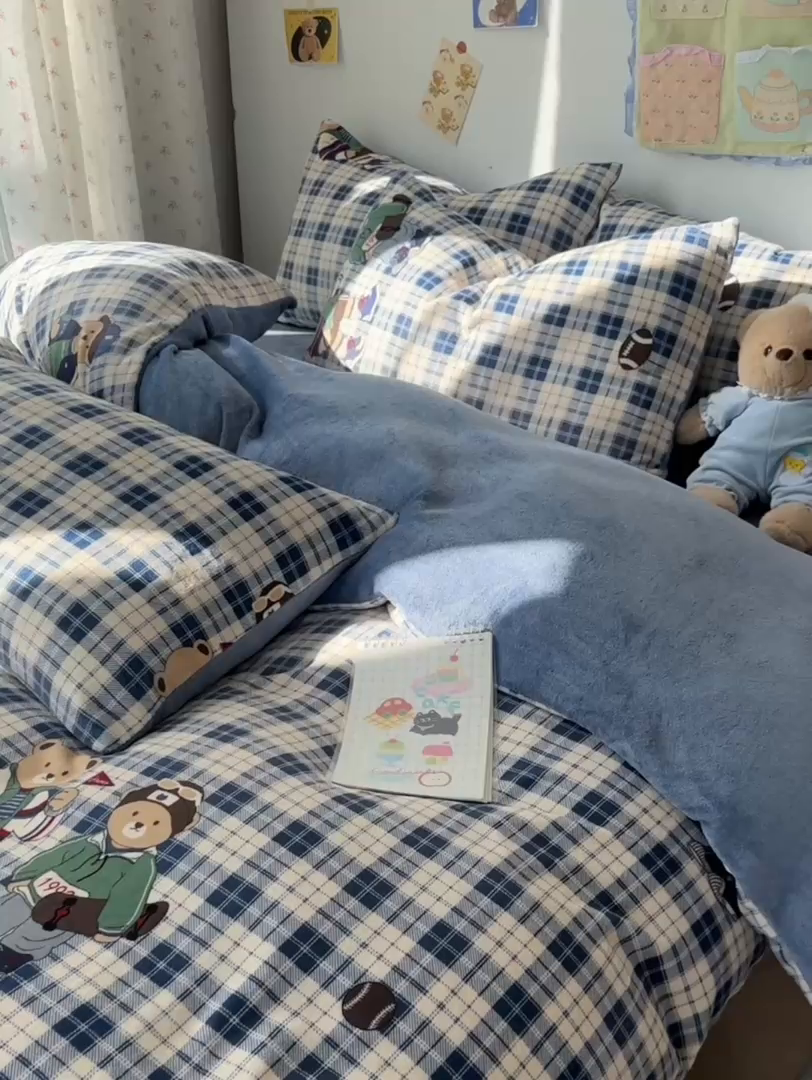 91家纺网 家纺一手货源 找家纺 韩巢家纺 2025新款高克重牛奶绒四件套冬季绒床品被套床单三件套 蓝格英伦熊