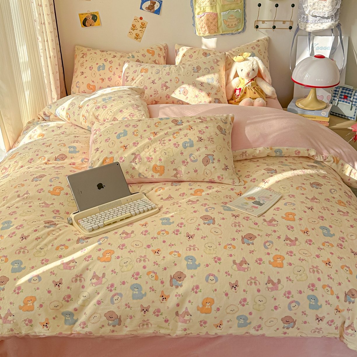 91家纺网 家纺一手货源 找家纺 韩巢家纺 2025新款高克重牛奶绒四件套冬季绒床品被套床单三件套 卖萌修狗