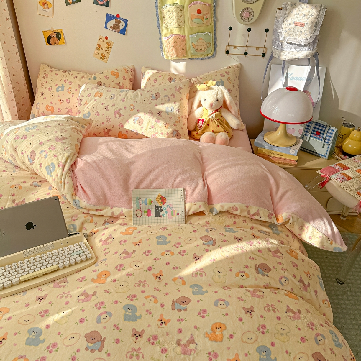 91家纺网 家纺一手货源 找家纺 韩巢家纺 2025新款高克重牛奶绒四件套冬季绒床品被套床单三件套 卖萌修狗