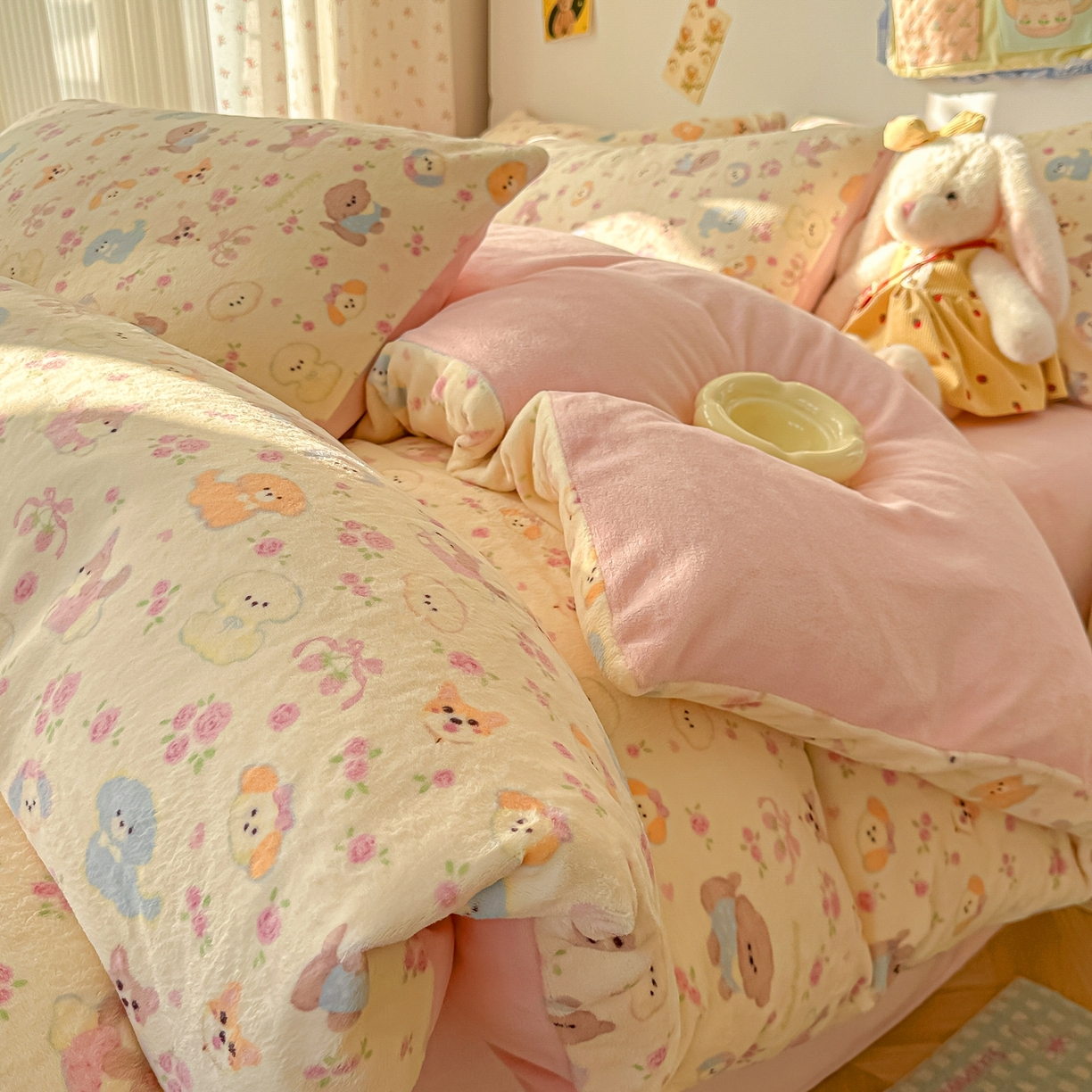 91家纺网 家纺一手货源 找家纺 韩巢家纺 2025新款高克重牛奶绒四件套冬季绒床品被套床单三件套 卖萌修狗