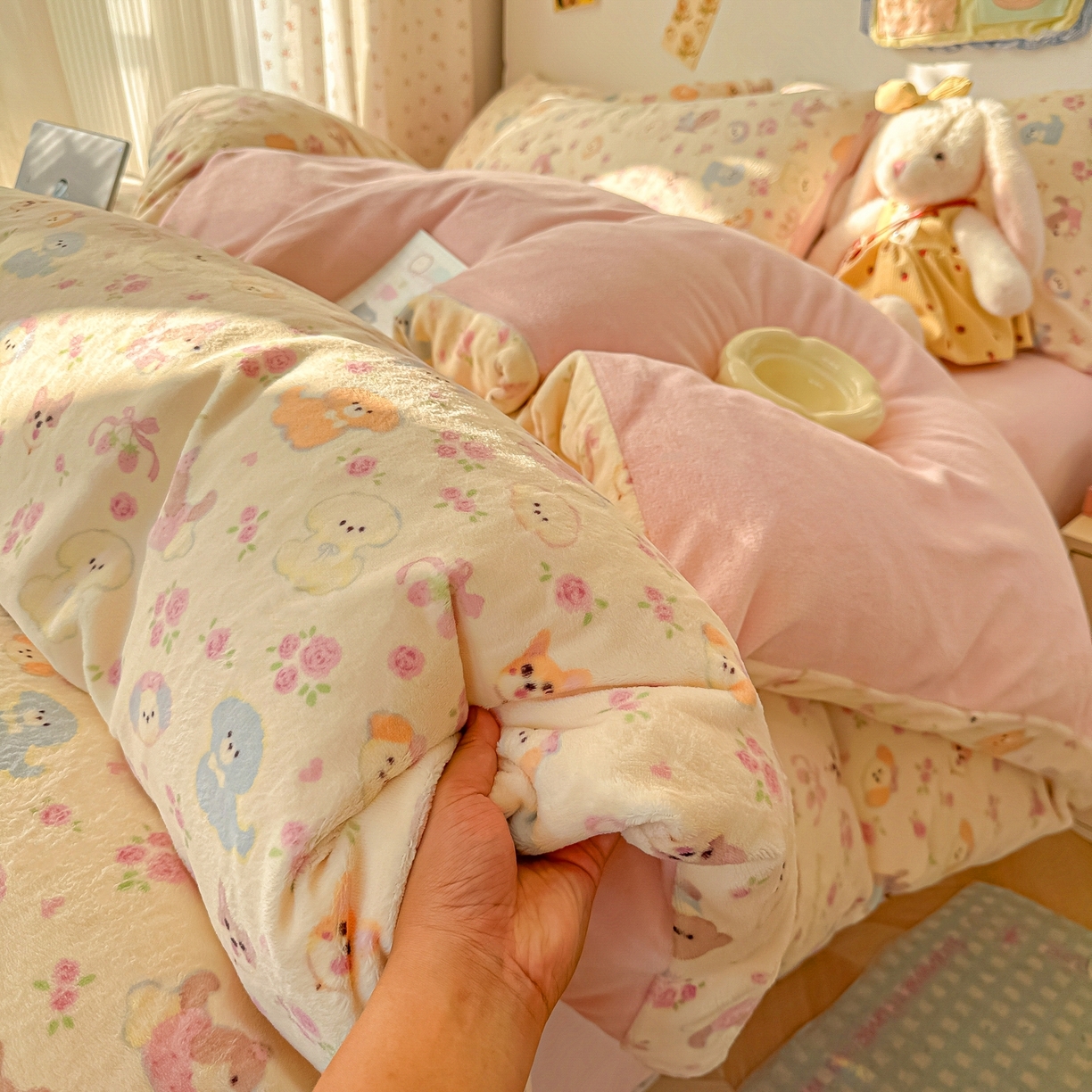 91家纺网 家纺一手货源 找家纺 韩巢家纺 2025新款高克重牛奶绒四件套冬季绒床品被套床单三件套 卖萌修狗