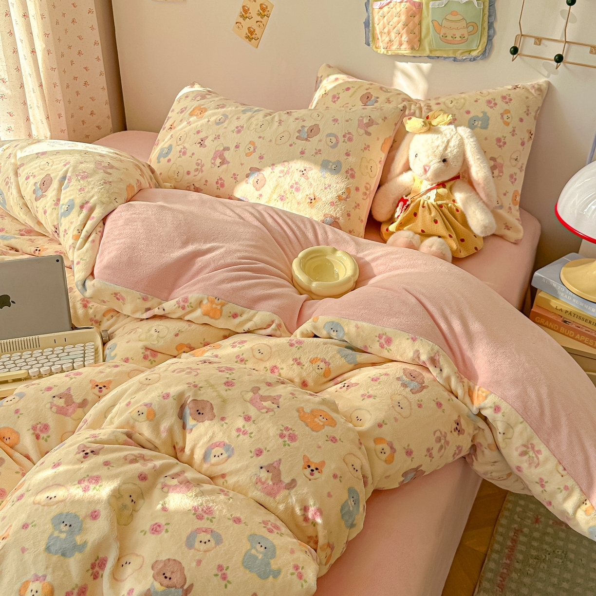 91家纺网 家纺一手货源 找家纺 韩巢家纺 2025新款高克重牛奶绒四件套冬季绒床品被套床单三件套 卖萌修狗