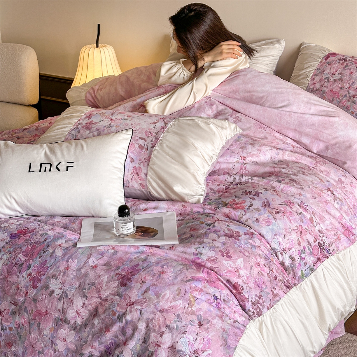 91家纺网 家纺一手货源 找家纺 （总）蓝米卡夫 2025秋冬-A类全棉100支磨毛数码印花法式褶皱花边款（礼盒包装）-拍摄风格2 提供买家秀