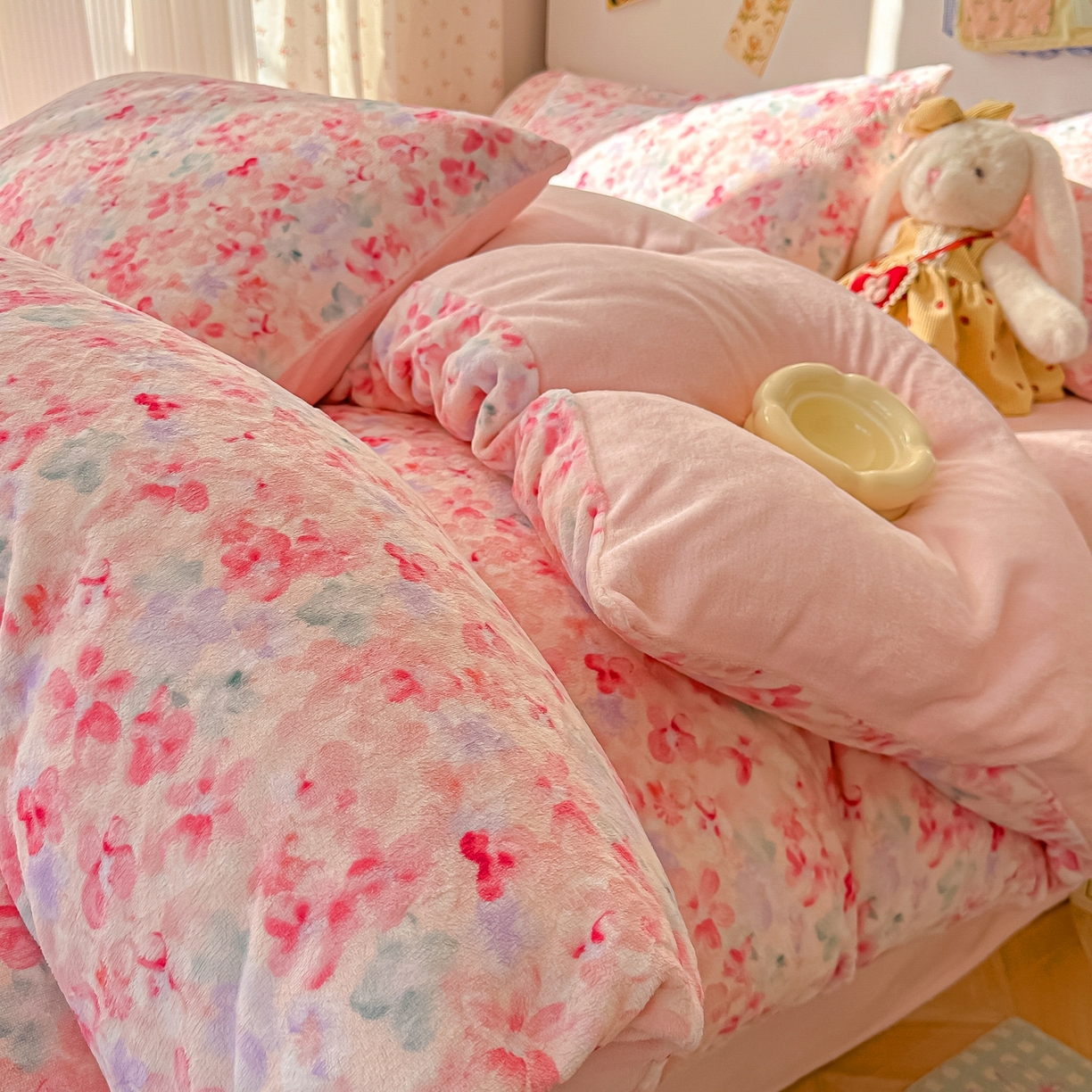 91家纺网 家纺一手货源 找家纺 韩巢家纺 2025新款高克重牛奶绒四件套冬季绒床品被套床单三件套 玫瑰粉黛