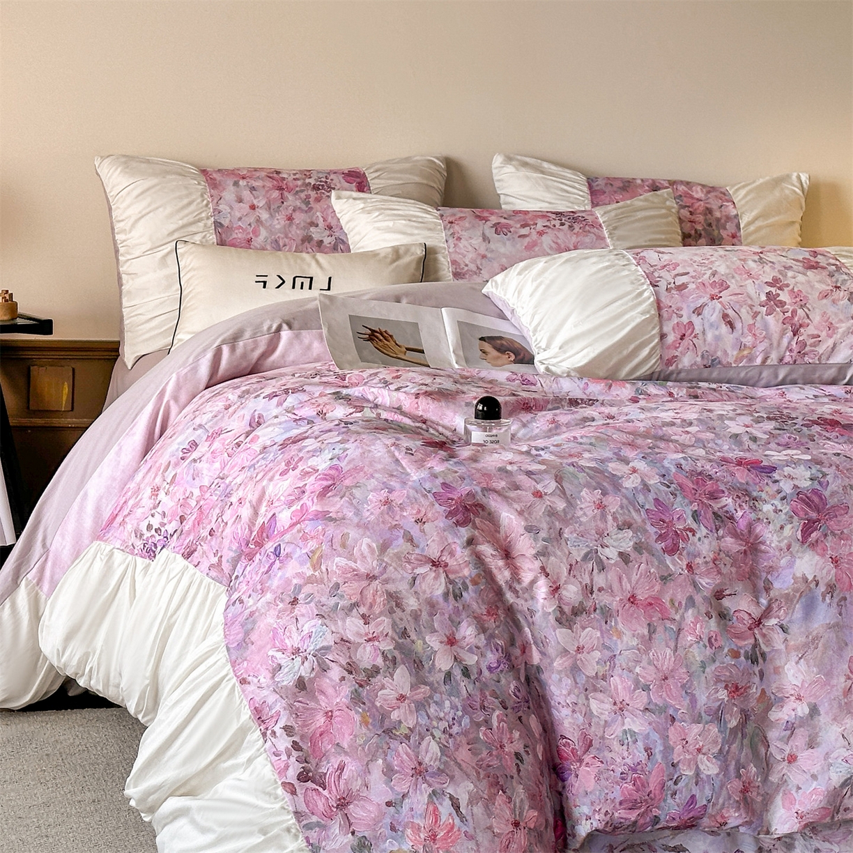 91家纺网 家纺一手货源 找家纺 （总）蓝米卡夫 2025秋冬-A类全棉100支磨毛数码印花法式褶皱花边款（礼盒包装）-拍摄风格2 提供买家秀