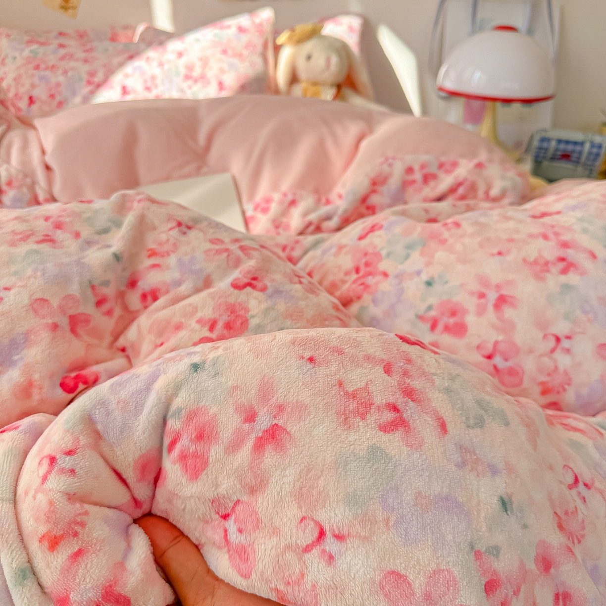 91家纺网 家纺一手货源 找家纺 韩巢家纺 2025新款高克重牛奶绒四件套冬季绒床品被套床单三件套 玫瑰粉黛