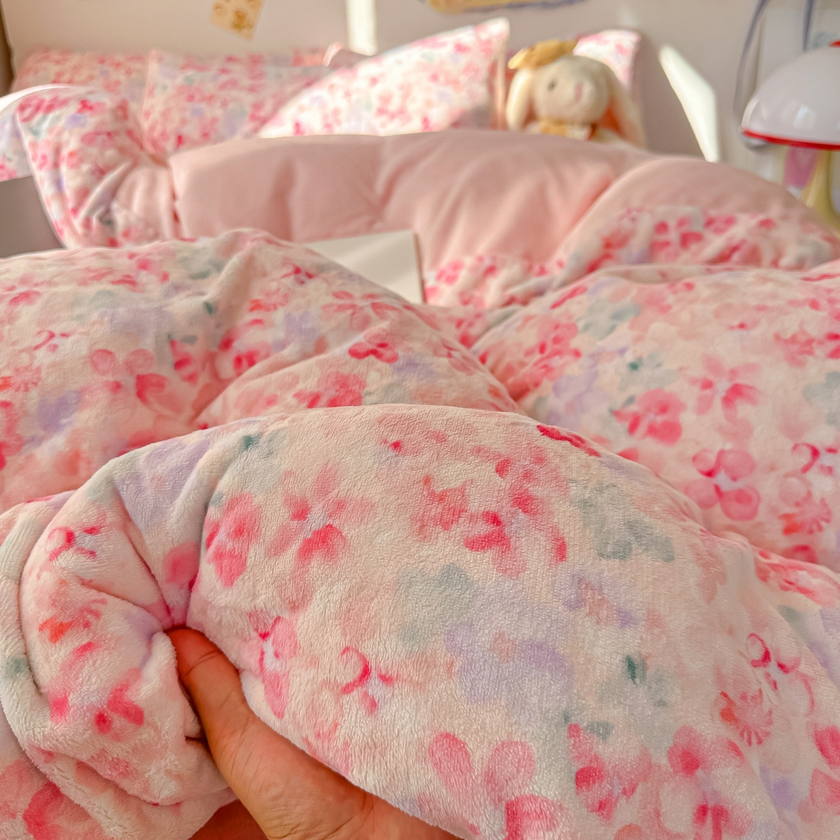 91家纺网 家纺一手货源 找家纺 韩巢家纺 2025新款高克重牛奶绒四件套冬季绒床品被套床单三件套 玫瑰粉黛