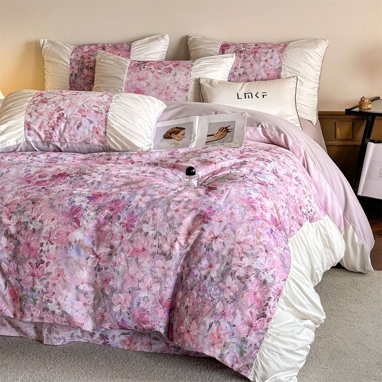 91家纺网 家纺一手货源 找家纺 （总）蓝米卡夫 2025秋冬-A类全棉100支磨毛数码印花法式褶皱花边款（礼盒包装）-拍摄风格2 提供买家秀