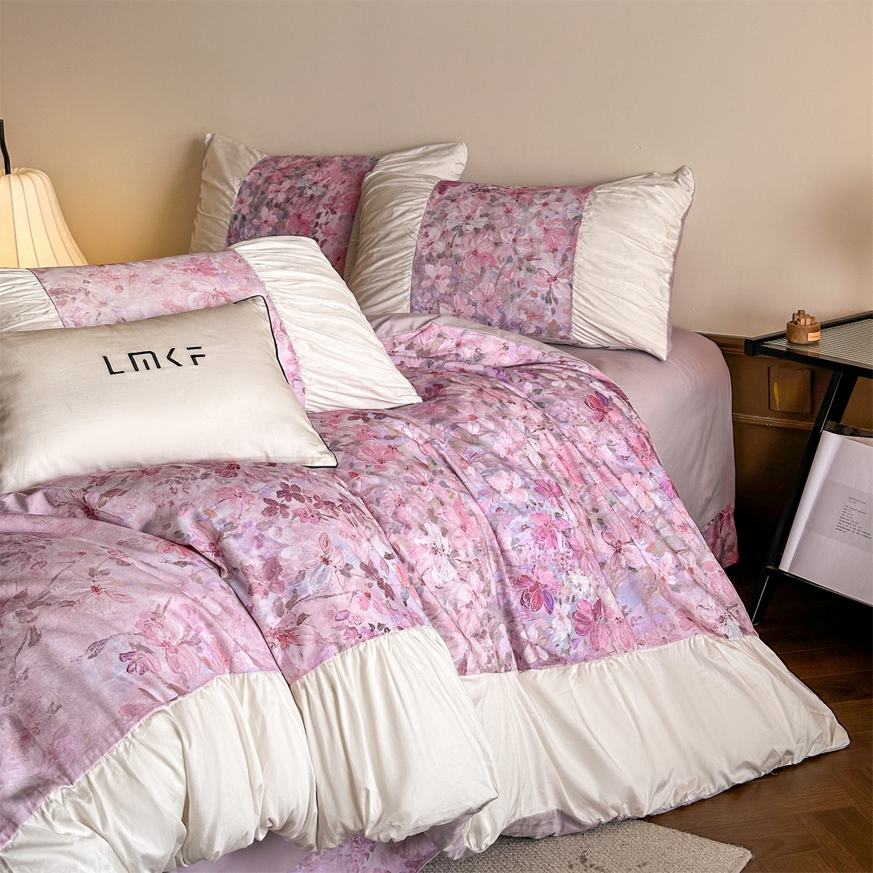 91家纺网 家纺一手货源 找家纺 （总）蓝米卡夫 2025秋冬-A类全棉100支磨毛数码印花法式褶皱花边款（礼盒包装）-拍摄风格2 提供买家秀