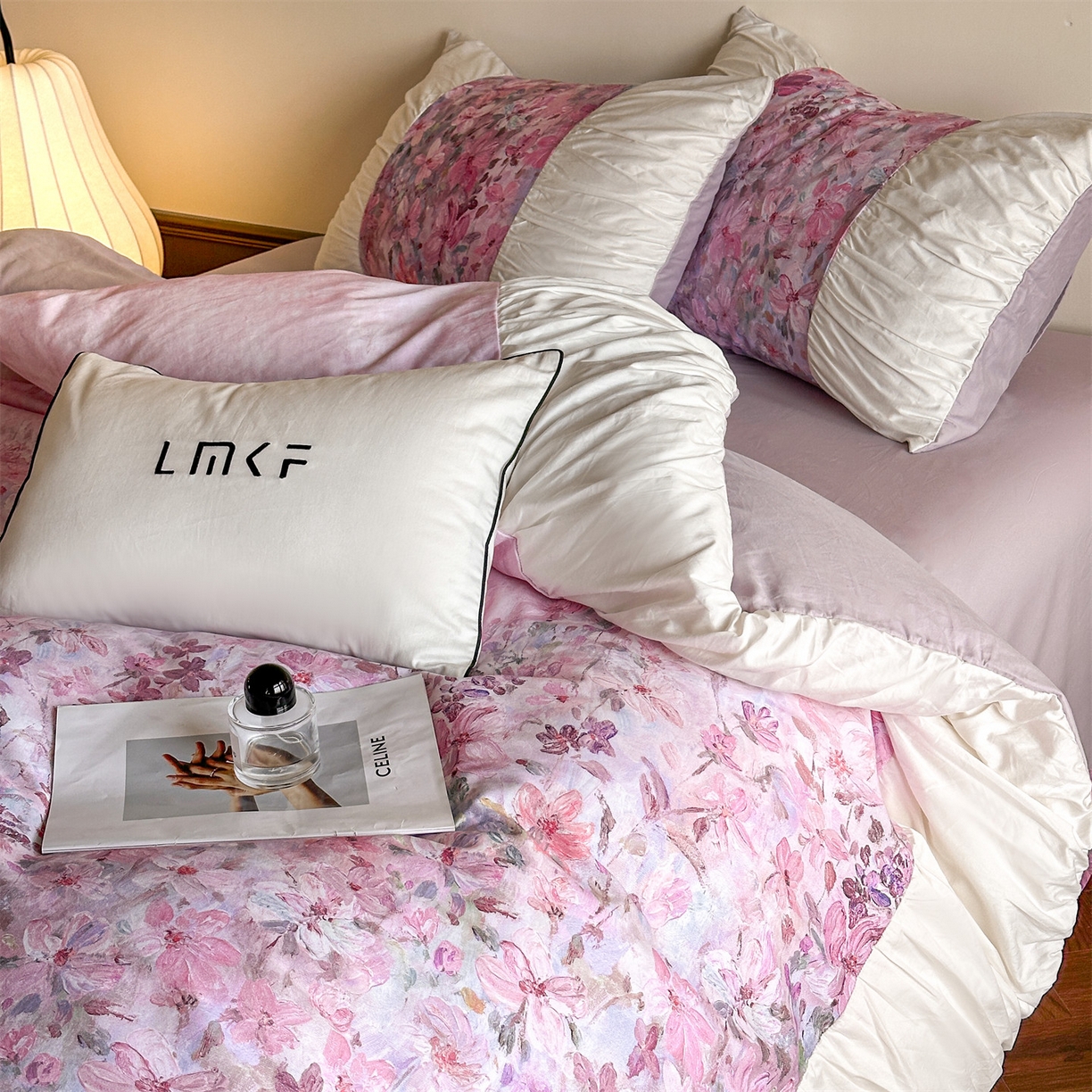 91家纺网 家纺一手货源 找家纺 （总）蓝米卡夫 2025秋冬-A类全棉100支磨毛数码印花法式褶皱花边款（礼盒包装）-拍摄风格2 提供买家秀