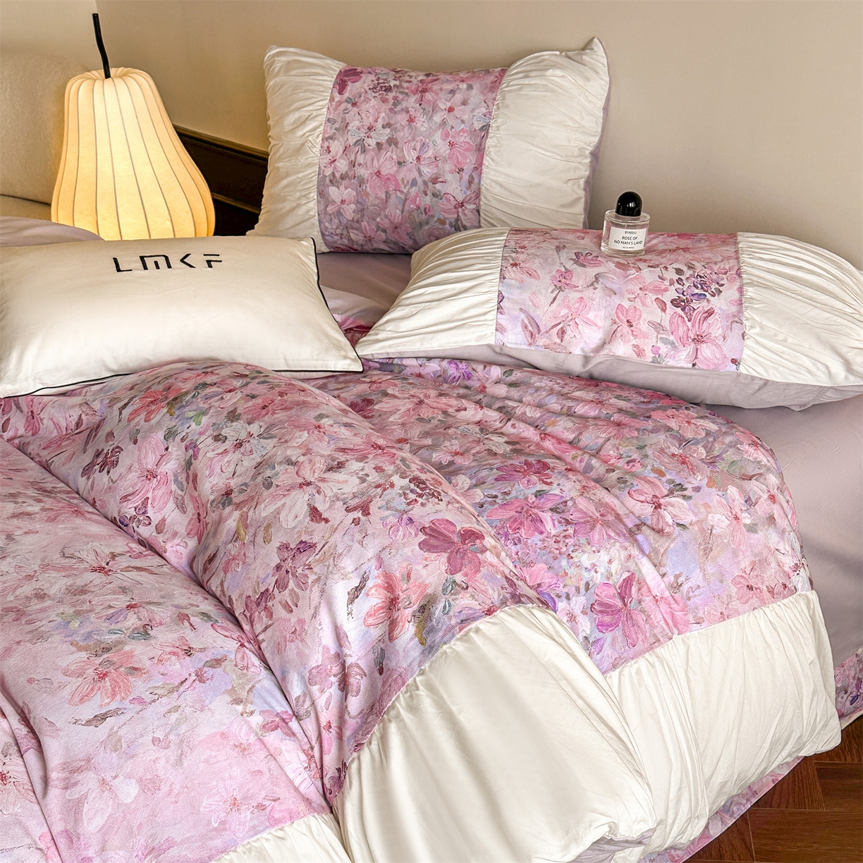 91家纺网 家纺一手货源 找家纺 （总）蓝米卡夫 2025秋冬-A类全棉100支磨毛数码印花法式褶皱花边款（礼盒包装）-拍摄风格2 提供买家秀