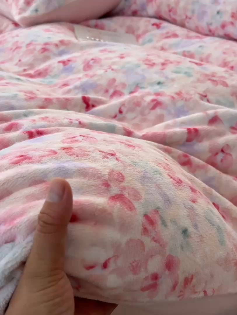 91家纺网 家纺一手货源 找家纺 韩巢家纺 2025新款高克重牛奶绒四件套冬季绒床品被套床单三件套 玫瑰粉黛