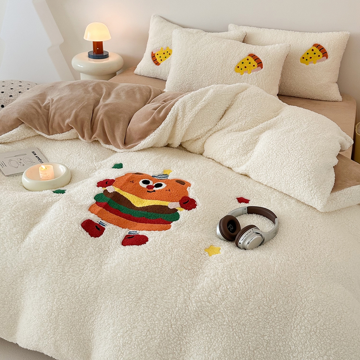 91家纺网 家纺一手货源 找家纺 乐坊 2025新款小阪羊羔绒牛奶绒卡通四件套冬季加厚保暖 汉堡-白卡其