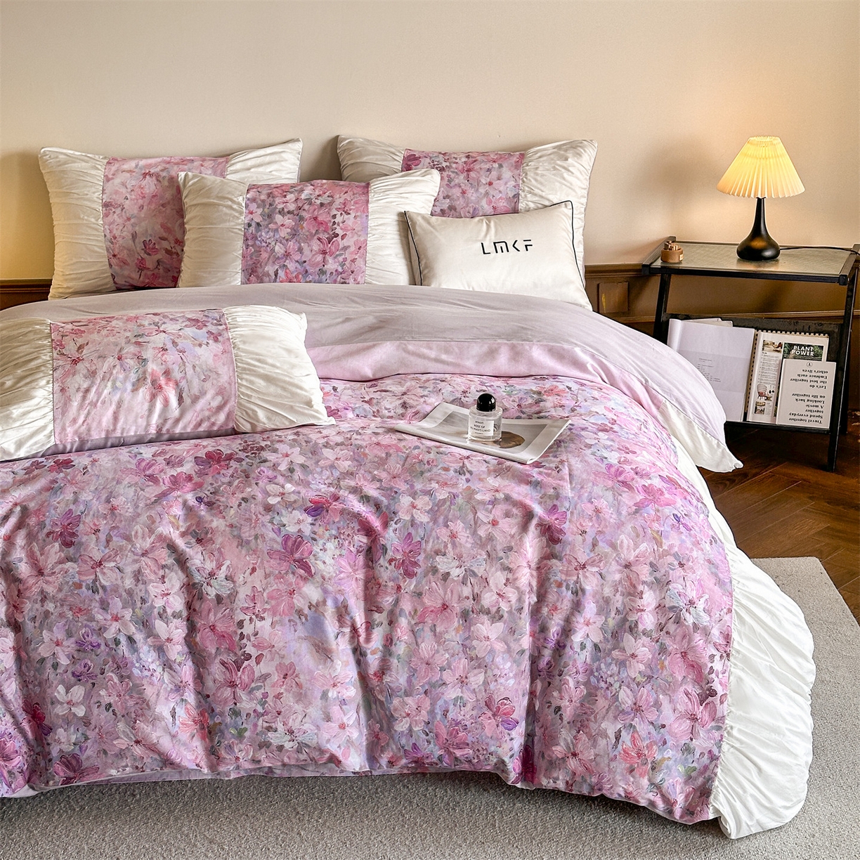 91家纺网 家纺一手货源 找家纺 蓝米卡夫 2025秋冬-A类全棉50S*50S双股磨毛数码印花法式褶皱花边款（礼盒包装）-拍摄风格2 笔触与诗-玉