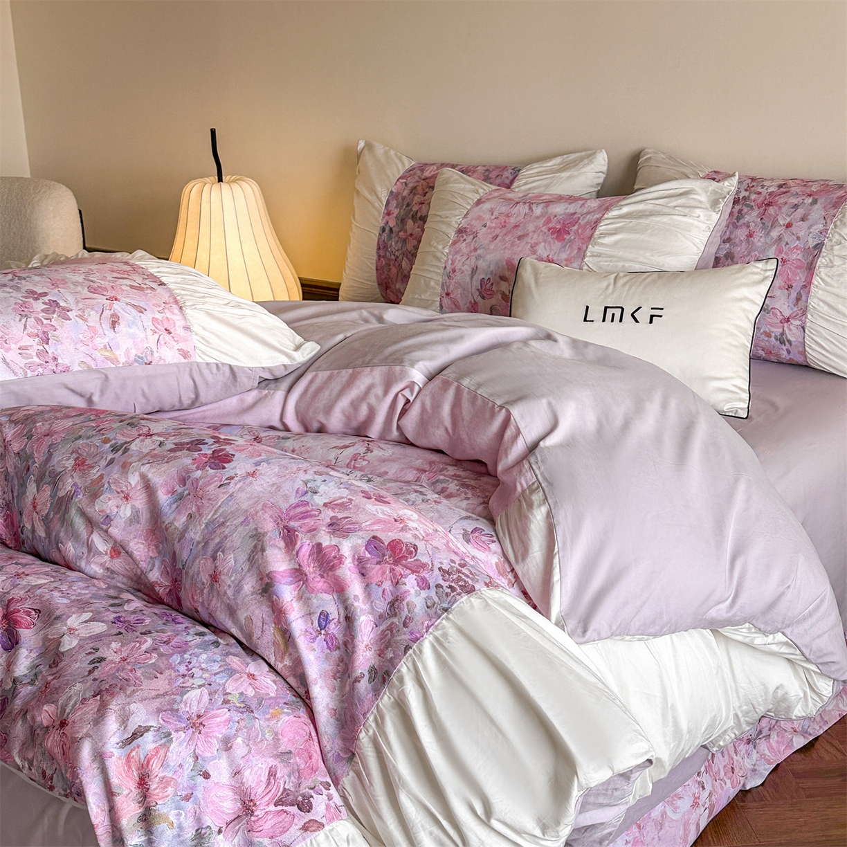 91家纺网 家纺一手货源 找家纺 蓝米卡夫 2025秋冬-A类全棉50S*50S双股磨毛数码印花法式褶皱花边款（礼盒包装）-拍摄风格2 笔触与诗-玉