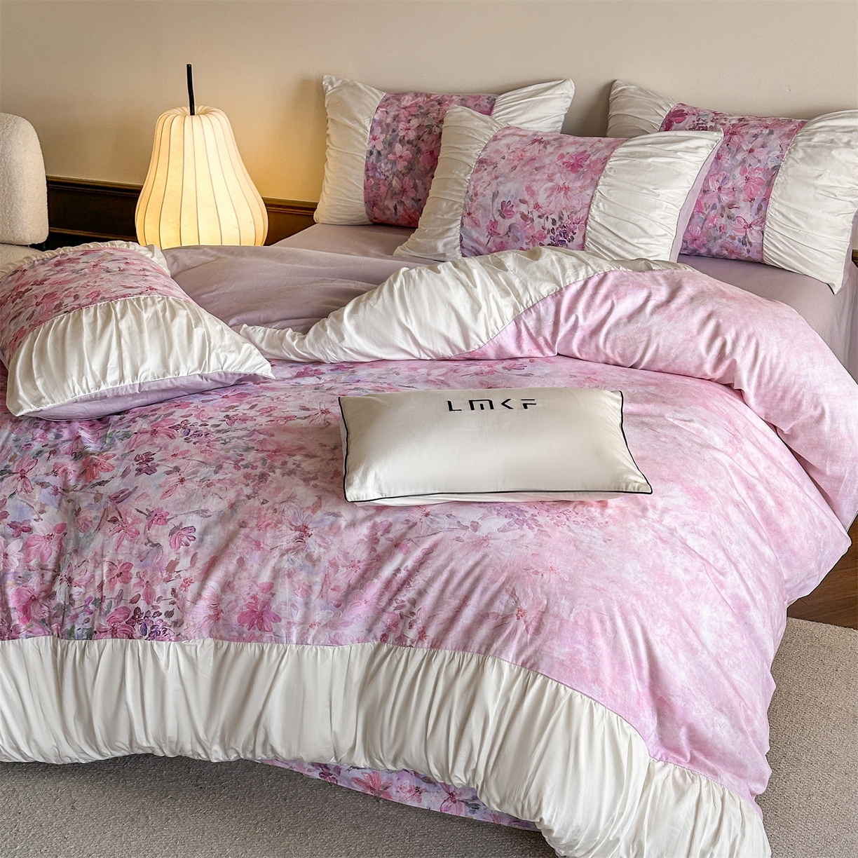 91家纺网 家纺一手货源 找家纺 蓝米卡夫 2025秋冬-A类全棉50S*50S双股磨毛数码印花法式褶皱花边款（礼盒包装）-拍摄风格2 笔触与诗-玉