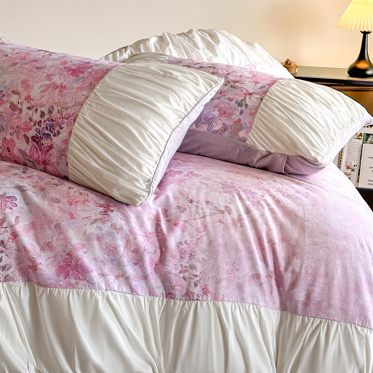 91家纺网 家纺一手货源 找家纺 蓝米卡夫 2025秋冬-A类全棉50S*50S双股磨毛数码印花法式褶皱花边款（礼盒包装）-拍摄风格2 笔触与诗-玉