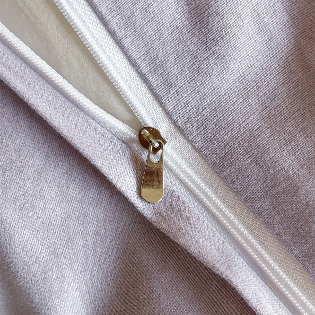 91家纺网 家纺一手货源 找家纺 蓝米卡夫 2025秋冬-A类全棉50S*50S双股磨毛数码印花法式褶皱花边款（礼盒包装）-拍摄风格2 笔触与诗-玉