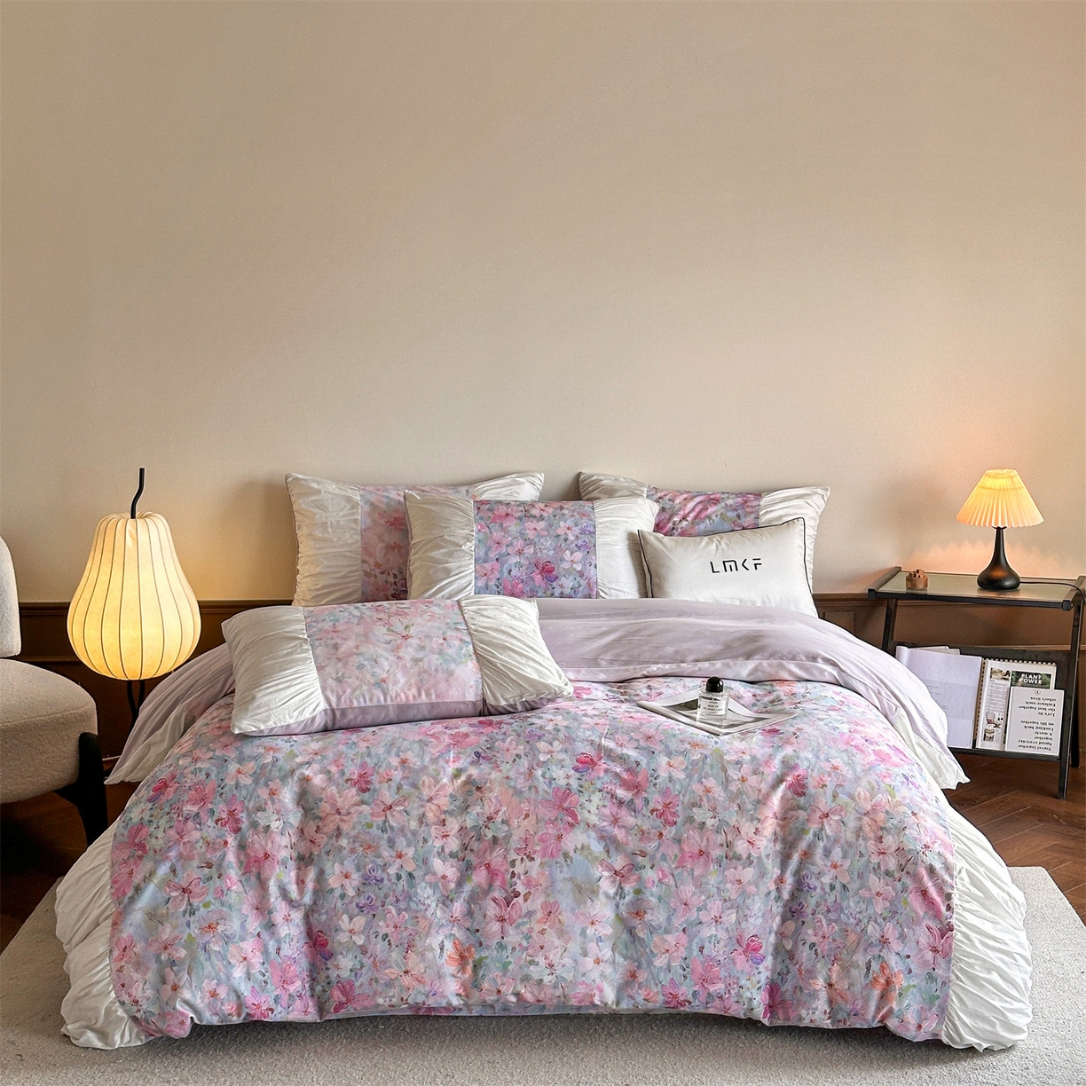 91家纺网 家纺一手货源 找家纺 蓝米卡夫 2025秋冬-A类全棉50S*50S双股磨毛数码印花法式褶皱花边款（礼盒包装）-拍摄风格2 笔触与诗-粉