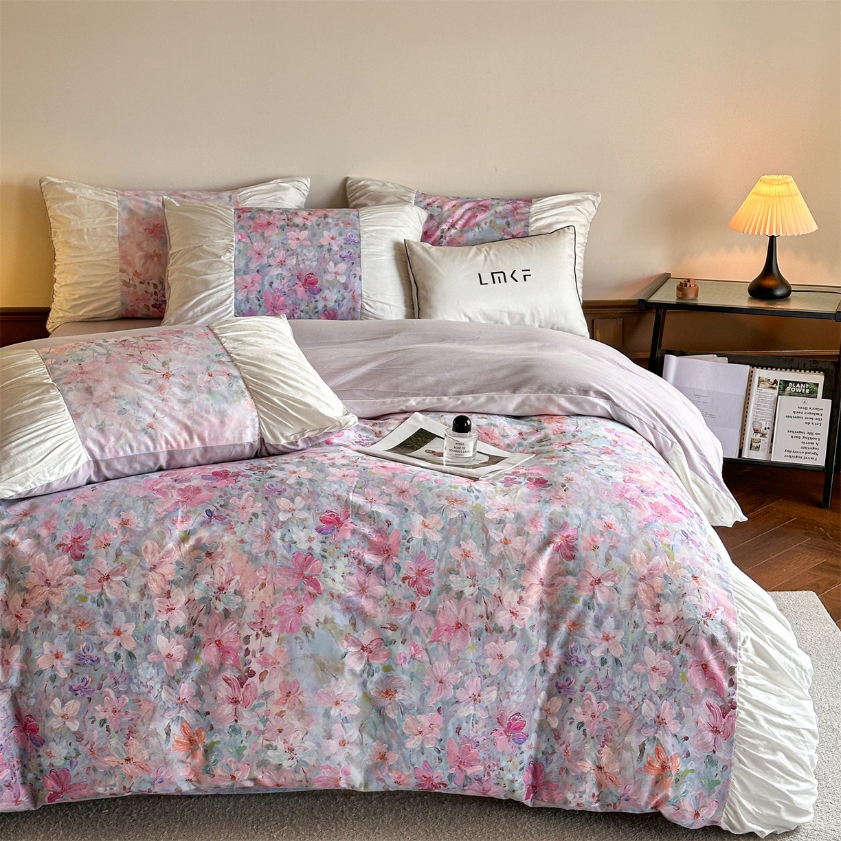 91家纺网 家纺一手货源 找家纺 蓝米卡夫 2025秋冬-A类全棉50S*50S双股磨毛数码印花法式褶皱花边款（礼盒包装）-拍摄风格2 笔触与诗-粉