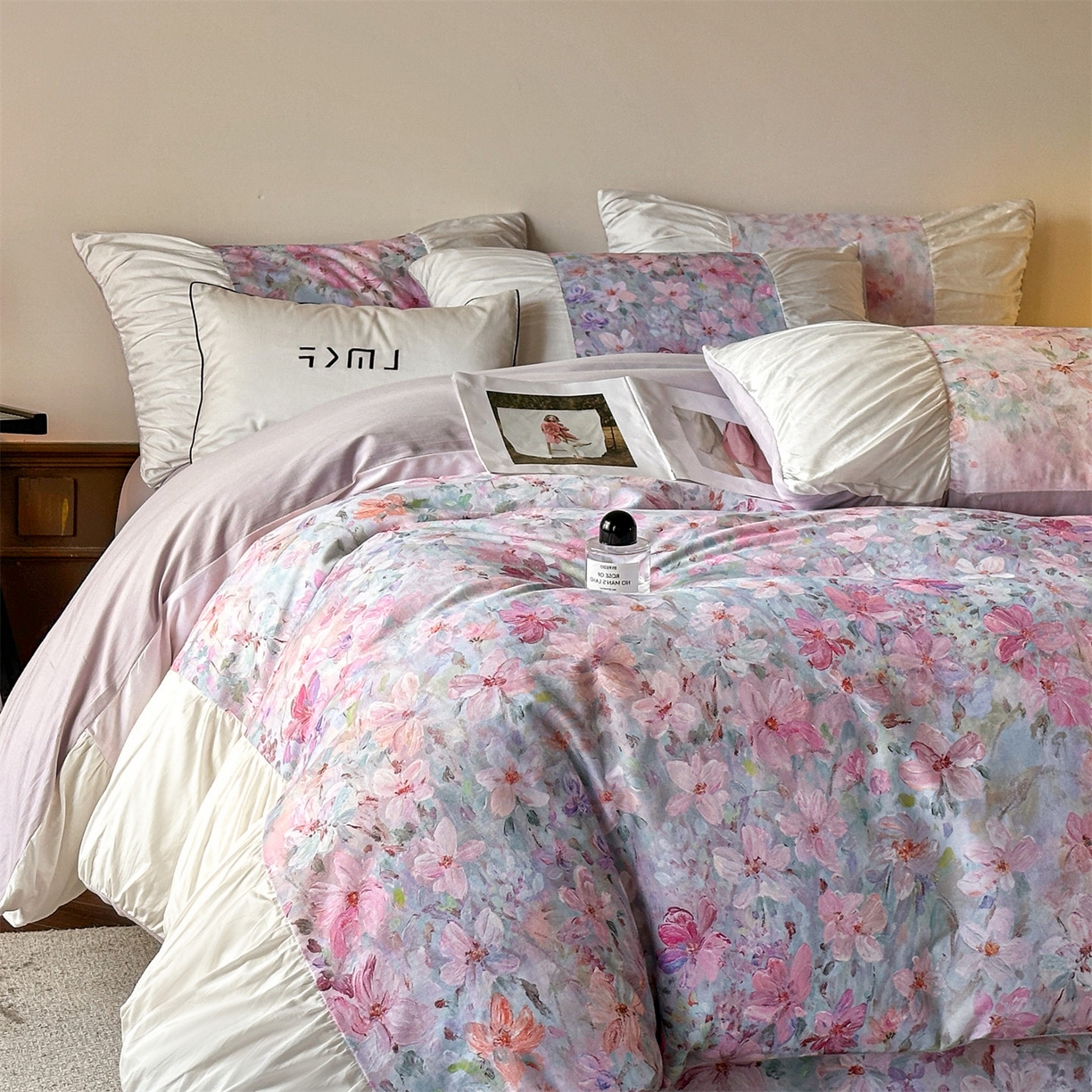 91家纺网 家纺一手货源 找家纺 蓝米卡夫 2025秋冬-A类全棉50S*50S双股磨毛数码印花法式褶皱花边款（礼盒包装）-拍摄风格2 笔触与诗-粉