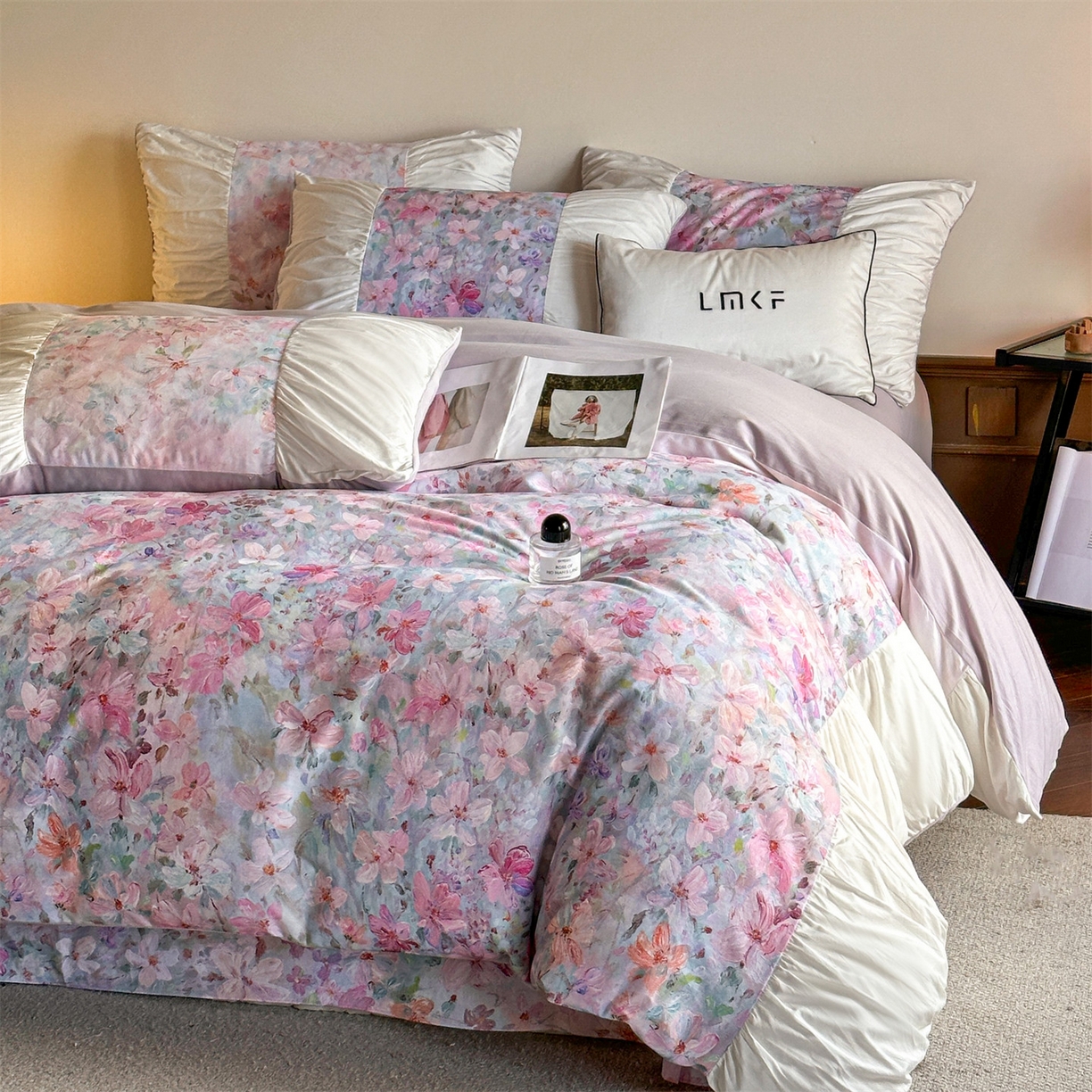 91家纺网 家纺一手货源 找家纺 蓝米卡夫 2025秋冬-A类全棉50S*50S双股磨毛数码印花法式褶皱花边款（礼盒包装）-拍摄风格2 笔触与诗-粉