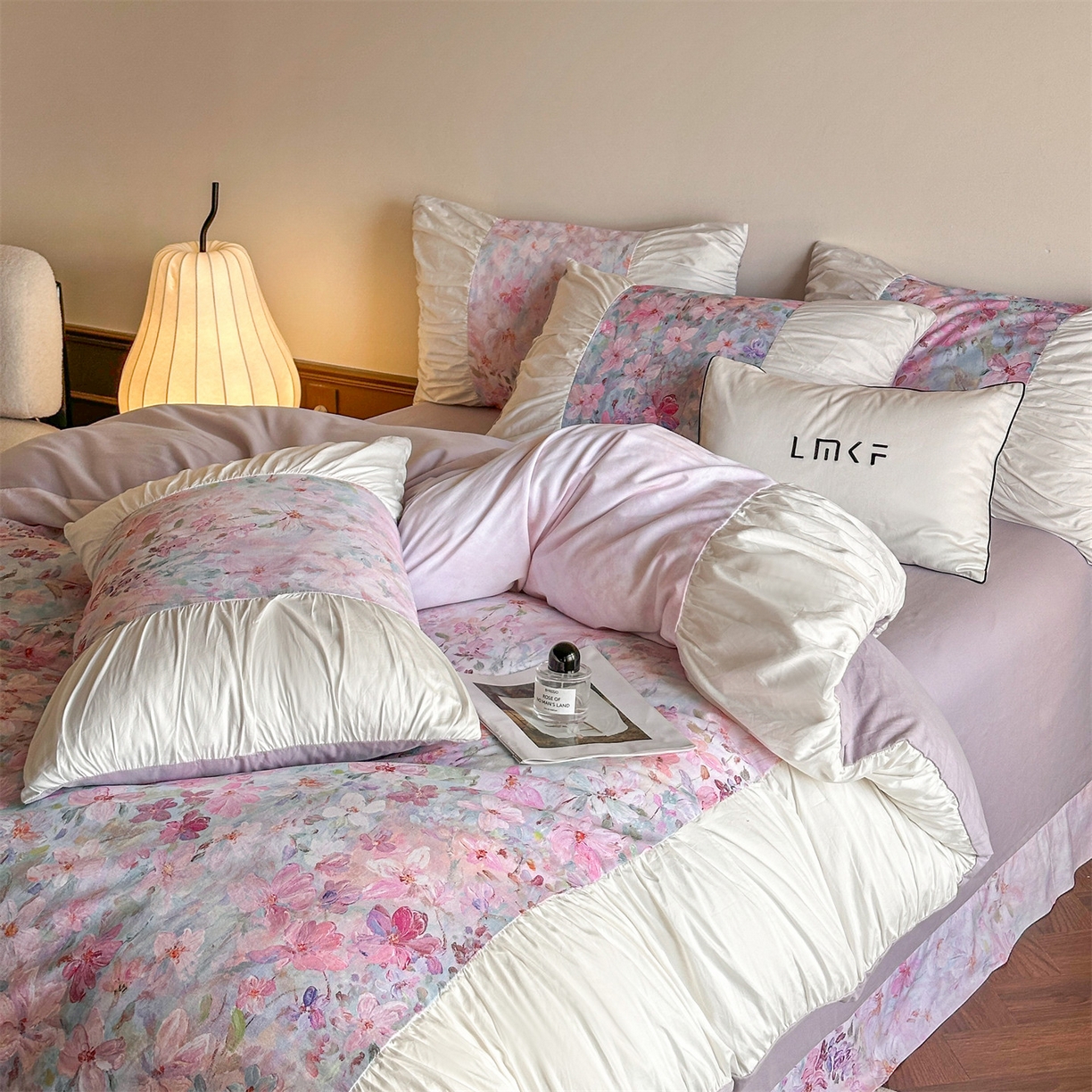 91家纺网 家纺一手货源 找家纺 蓝米卡夫 2025秋冬-A类全棉50S*50S双股磨毛数码印花法式褶皱花边款（礼盒包装）-拍摄风格2 笔触与诗-粉