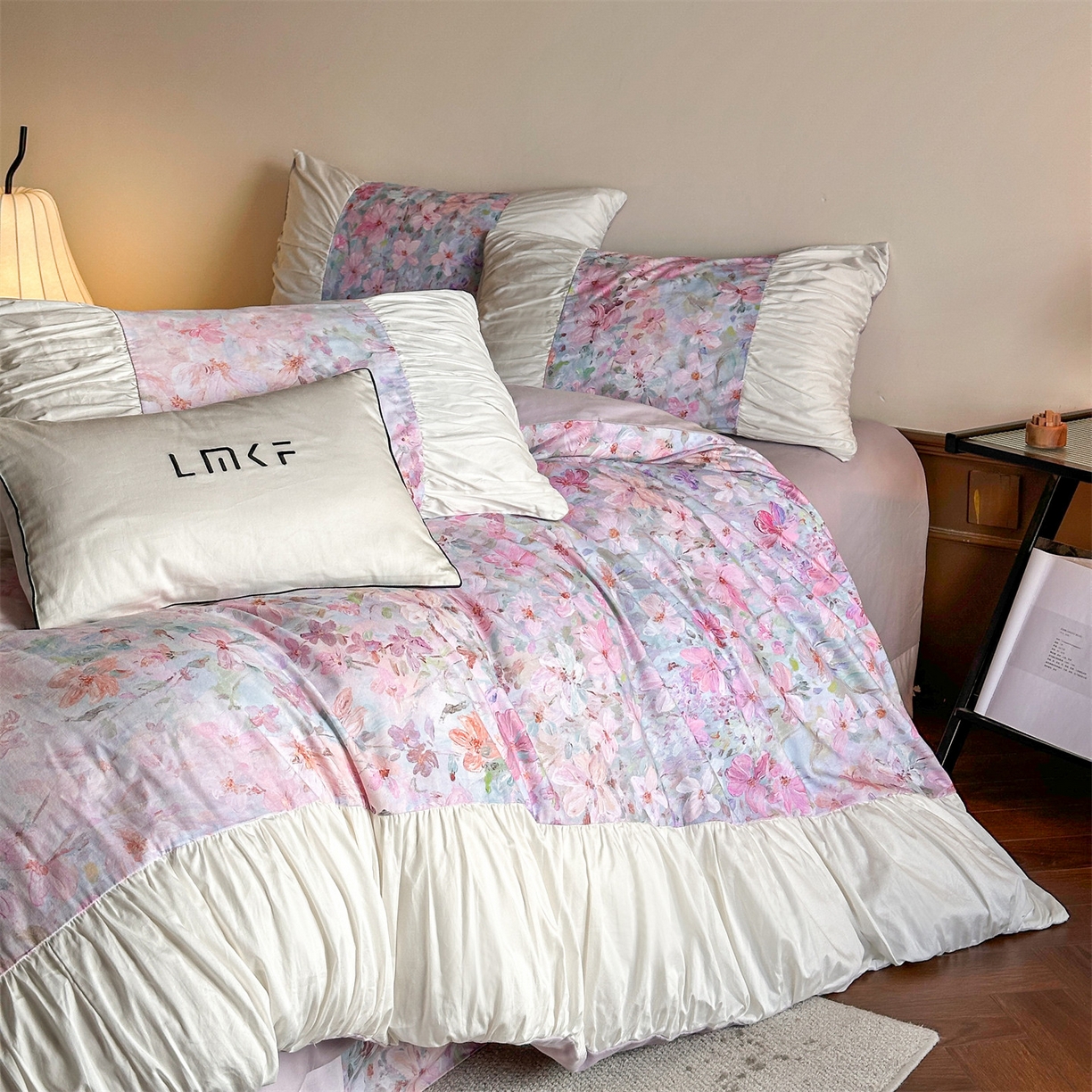 91家纺网 家纺一手货源 找家纺 蓝米卡夫 2025秋冬-A类全棉50S*50S双股磨毛数码印花法式褶皱花边款（礼盒包装）-拍摄风格2 笔触与诗-粉