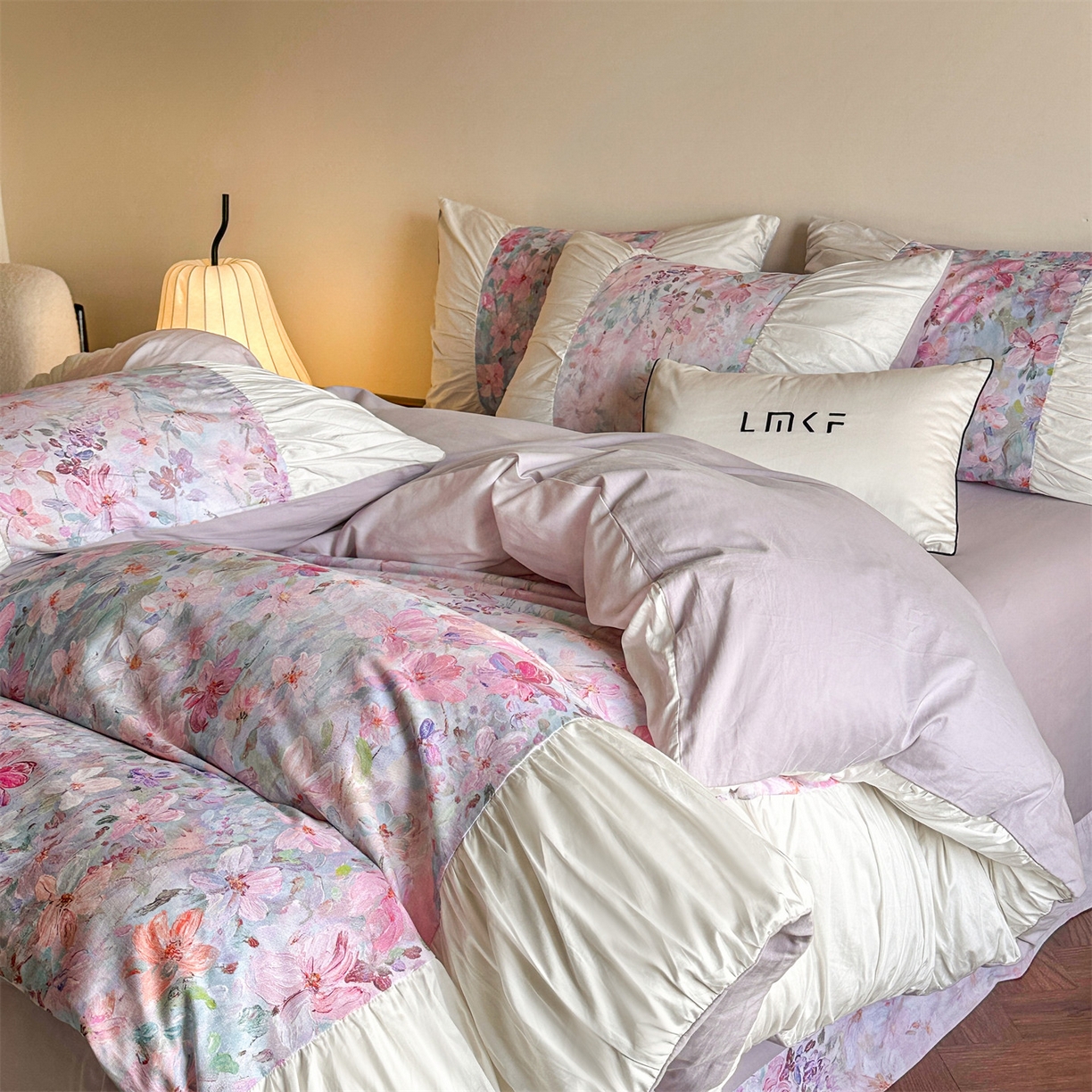 91家纺网 家纺一手货源 找家纺 蓝米卡夫 2025秋冬-A类全棉50S*50S双股磨毛数码印花法式褶皱花边款（礼盒包装）-拍摄风格2 笔触与诗-粉