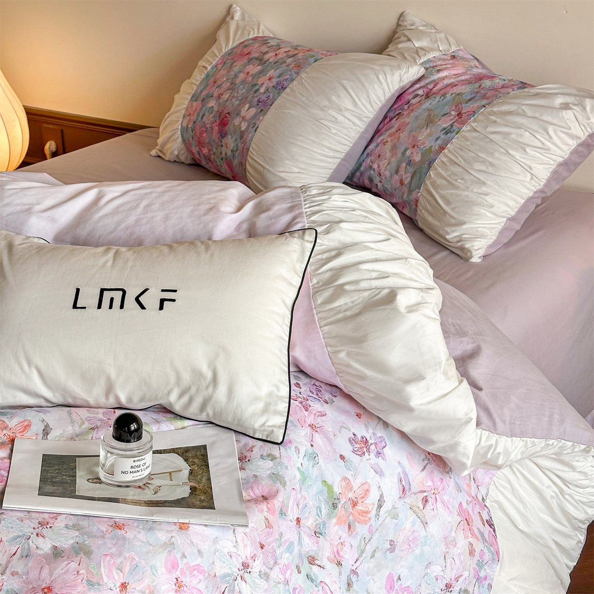 91家纺网 家纺一手货源 找家纺 蓝米卡夫 2025秋冬-A类全棉50S*50S双股磨毛数码印花法式褶皱花边款（礼盒包装）-拍摄风格2 笔触与诗-粉