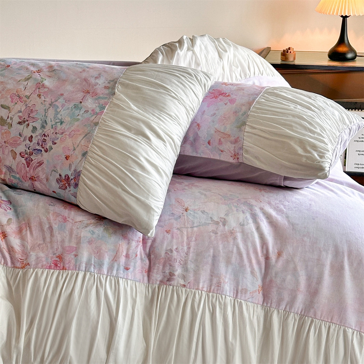 91家纺网 家纺一手货源 找家纺 蓝米卡夫 2025秋冬-A类全棉50S*50S双股磨毛数码印花法式褶皱花边款（礼盒包装）-拍摄风格2 笔触与诗-粉