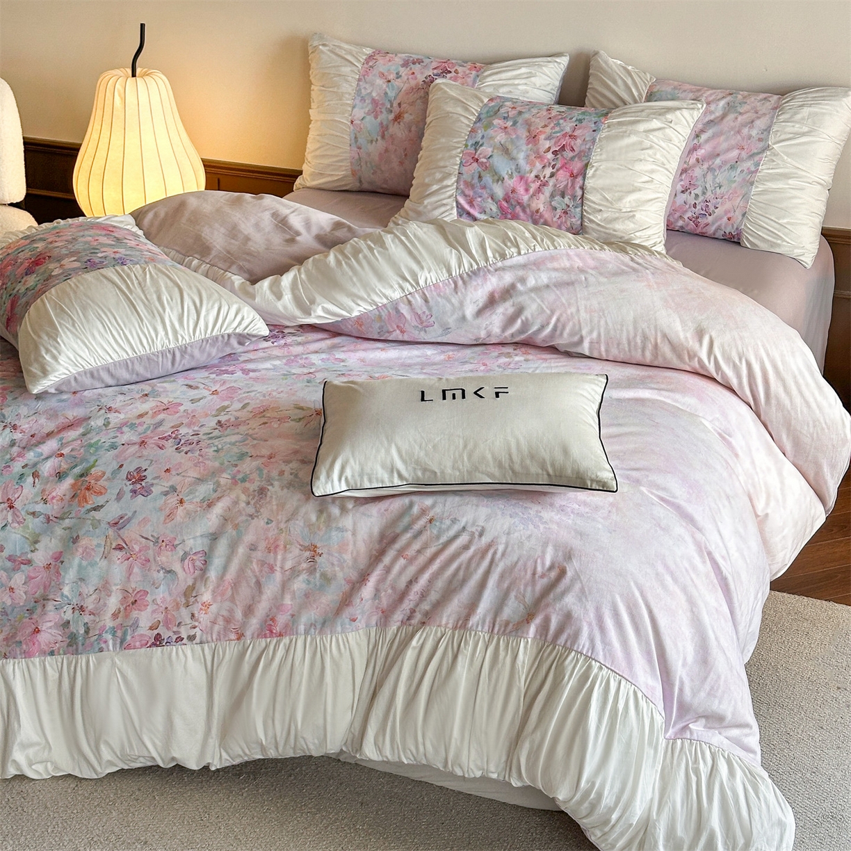 91家纺网 家纺一手货源 找家纺 蓝米卡夫 2025秋冬-A类全棉50S*50S双股磨毛数码印花法式褶皱花边款（礼盒包装）-拍摄风格2 笔触与诗-粉