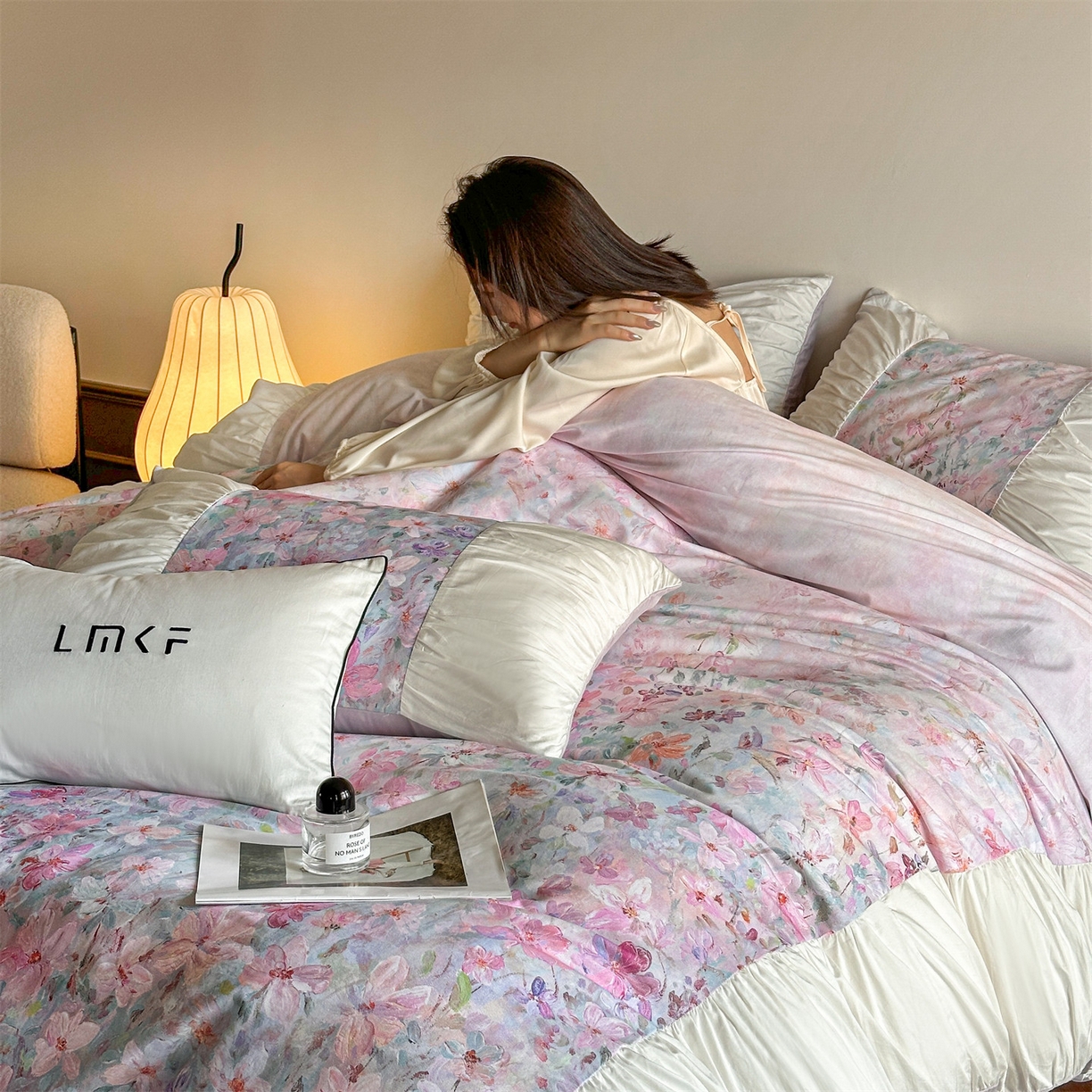 91家纺网 家纺一手货源 找家纺 蓝米卡夫 2025秋冬-A类全棉50S*50S双股磨毛数码印花法式褶皱花边款（礼盒包装）-拍摄风格2 笔触与诗-粉