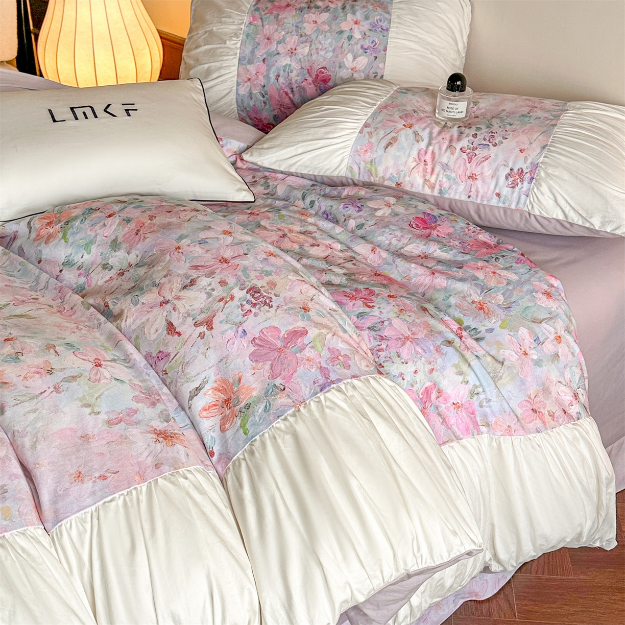 91家纺网 家纺一手货源 找家纺 蓝米卡夫 2025秋冬-A类全棉50S*50S双股磨毛数码印花法式褶皱花边款（礼盒包装）-拍摄风格2 笔触与诗-粉