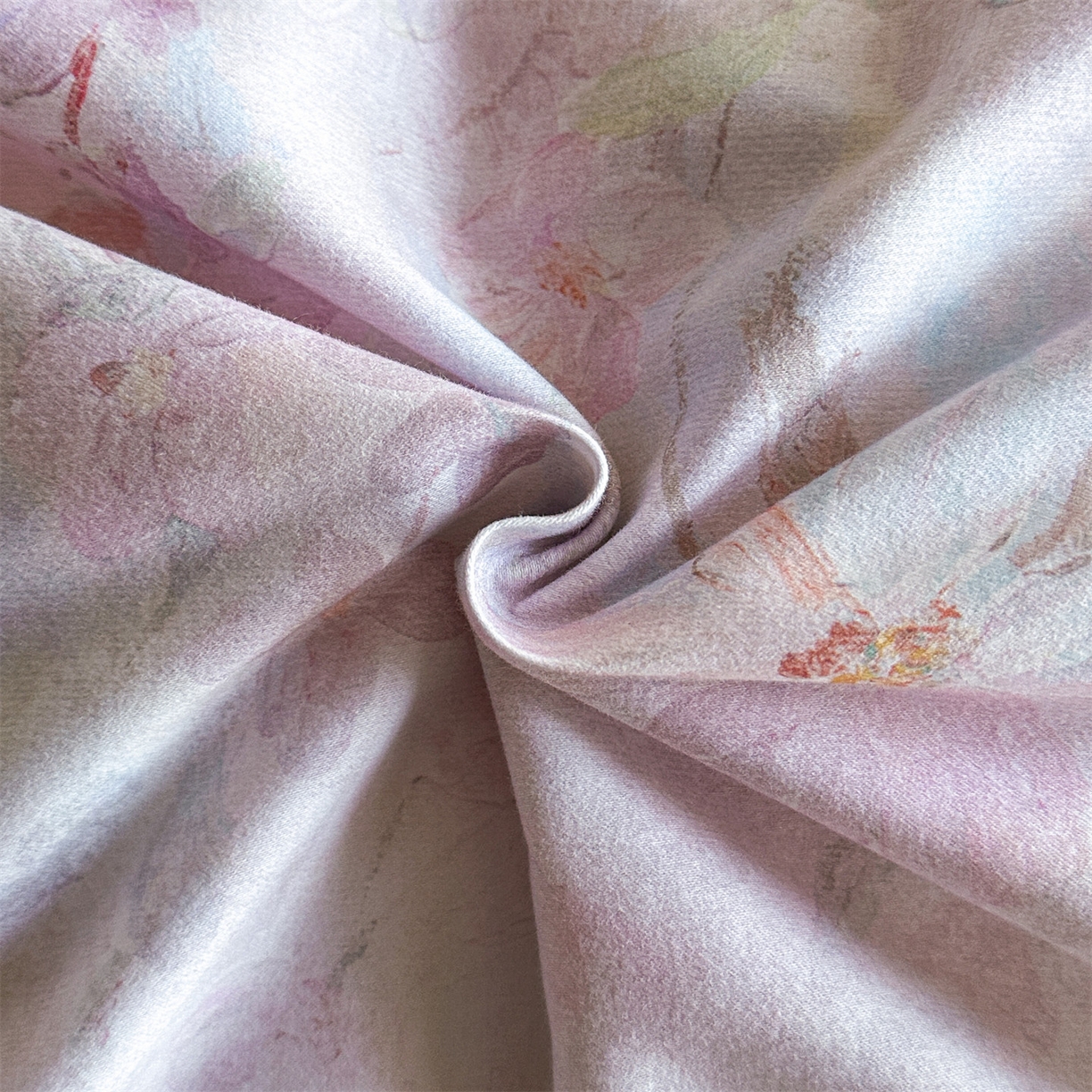 91家纺网 家纺一手货源 找家纺 蓝米卡夫 2025秋冬-A类全棉50S*50S双股磨毛数码印花法式褶皱花边款（礼盒包装）-拍摄风格2 笔触与诗-粉