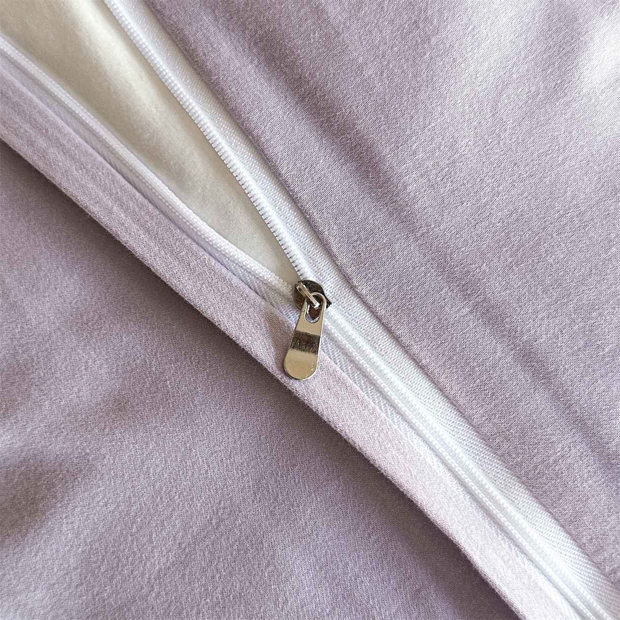 91家纺网 家纺一手货源 找家纺 蓝米卡夫 2025秋冬-A类全棉50S*50S双股磨毛数码印花法式褶皱花边款（礼盒包装）-拍摄风格2 笔触与诗-粉