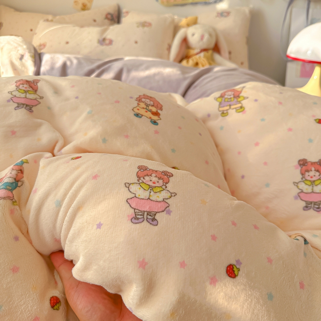 91家纺网 家纺一手货源 找家纺 韩巢家纺 2025新款高克重牛奶绒四件套冬季绒床品被套床单三件套 奶糖少女